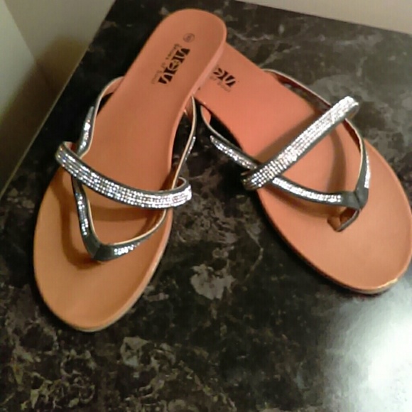 cute black sandals for juniors